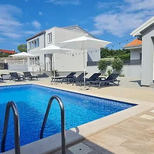 https://house-valis-aurea.primorje-gorskikotar.com